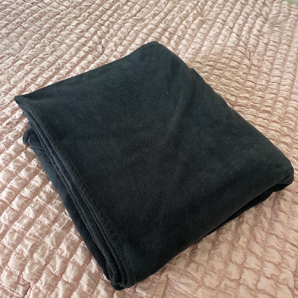 Large black blanket - good condition!